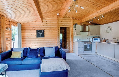 Newton Saint Cyres Ski Chalet | Modern Lodge with Kitchen and Breakfast for Families