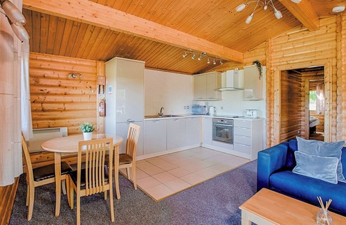 Newton Saint Cyres Ski Chalet | Modern Lodge with Kitchen and Breakfast for Families