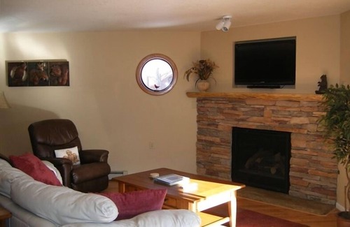 Frisco House | Unwind in Comfort: King & Queen Pillows and Whirlpool Tub