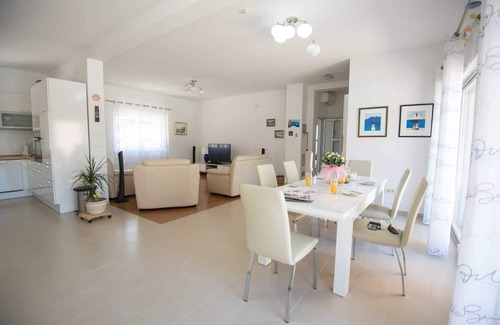 Slatine Villa | Modern Villa with Private Pool and Spa - Rated 10/10