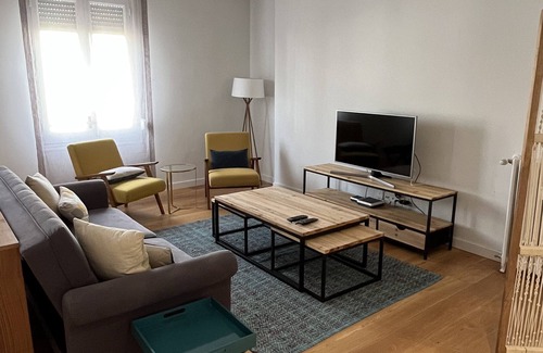 Puente de Vallecas Apartment | Elegant Apartment in Plaza España - Family & Pet Friendly