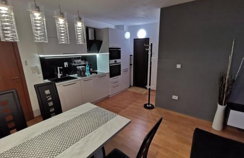 Maritsa Apartment | Inviting Sequoia Apartment with Breakfast and Hot Tub