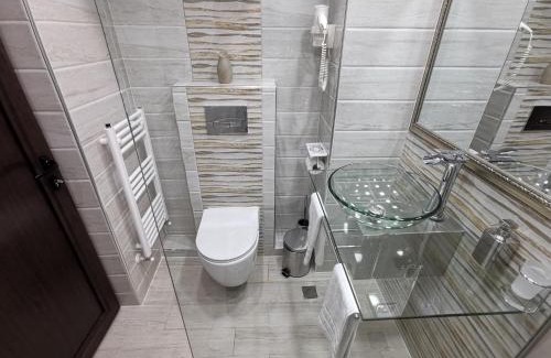 Maritsa Apartment | Inviting Sequoia Apartment with Breakfast and Hot Tub