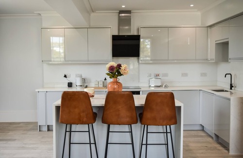Leamington Spa Apartment | Panoramic View Apartment: Family-Friendly Retreat Awaits!
