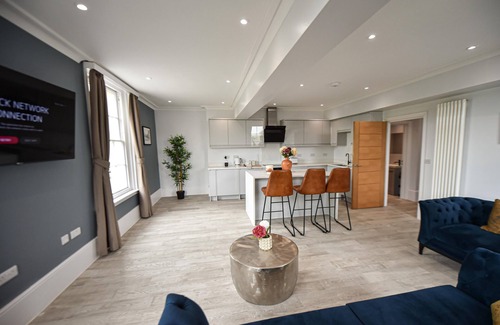 Leamington Spa Apartment | Panoramic View Apartment: Family-Friendly Retreat Awaits!