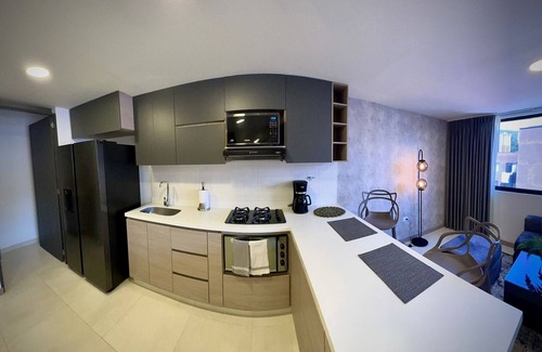 La Castellana Apartment | City View 2-Bedroom Apartment with Spa and Breakfast in Medellín