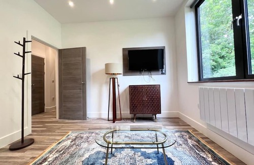 Milton Keynes Apartment | Elegant Apartment 5: Family-Friendly with High Ratings