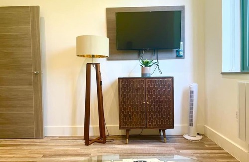 Milton Keynes Apartment | Elegant Apartment 5: Family-Friendly with High Ratings