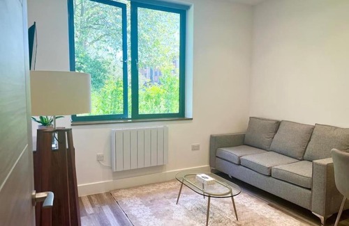 Milton Keynes Apartment | Elegant Apartment 5: Family-Friendly with High Ratings