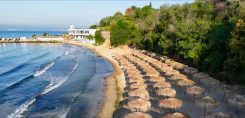 Trakata Apartment | Oceanfront Apartment in Amalfi, Steps from the Beach