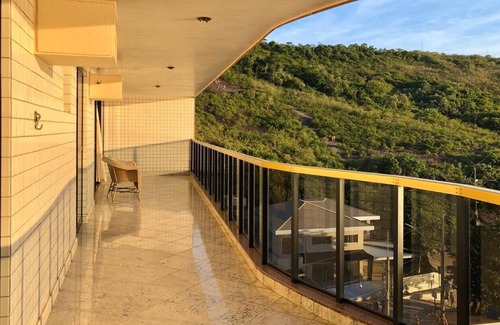 Praia do Morro Apartment | Elegant Apartment with Ocean View Near Praia do Morro