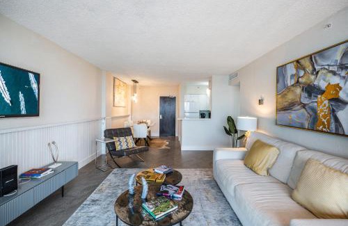 West Avenue House | Elegant Bayfront Apartment in South Beach with Pool Access