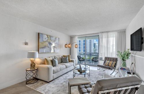 West Avenue House | Elegant Bayfront Apartment in South Beach with Pool Access