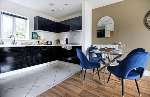 Milton Keynes Apartment | Stylish Apartment with Balcony, Parking & Fast Wifi Access