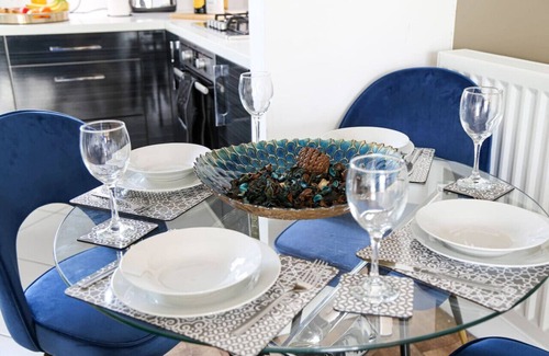 Milton Keynes Apartment | Stylish Apartment with Balcony, Parking & Fast Wifi Access