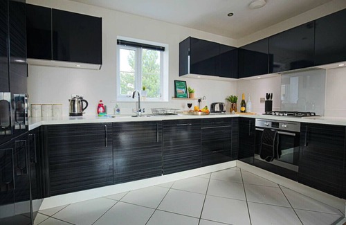 Milton Keynes Apartment | Stylish Apartment with Balcony, Parking & Fast Wifi Access