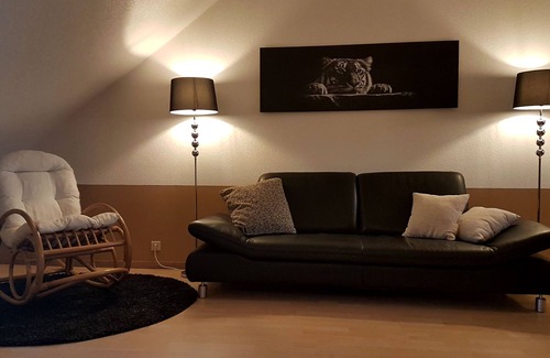 Bulstringen Apartment | Quiet Retreat: Apartment with Kitchen & Breakfast Options