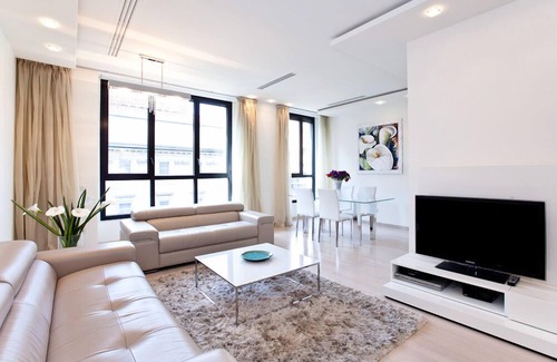 Milan Centre Apartment | Elegant Duomo Apartment with Spa & Hot Tub, Sleeps 4+1