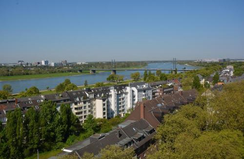 Golzheim Apartment | Elegant Apartment in Düsseldorf with Hot Tub & 9.4/10 Rating