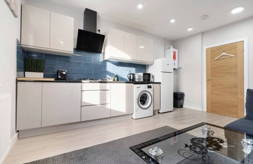 Moseley Apartment | Elegant Apartment in Moseley with Family-Friendly Amenities