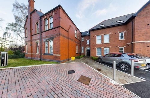 Offerton Park Apartment | Elegant Manchester Apartment with Free Parking & Family Amenities