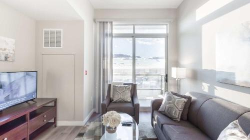 Stamford Apartment | Elegant Harbor Point Apartment with Private Pool & Pet Friendly