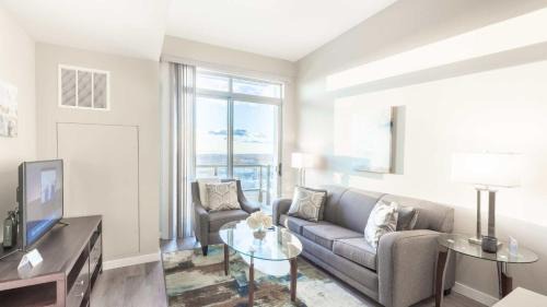 Stamford Apartment | Elegant Harbor Point Apartment with Private Pool & Pet Friendly