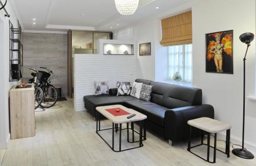 Old Town Apartment | Elegant Apartment Retreat in Old Town with Hot Tub