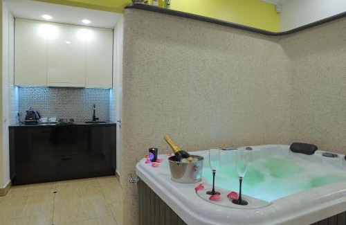 Old Town Apartment | Elegant Apartment Retreat in Old Town with Hot Tub