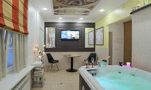Old Town Apartment | Elegant Apartment Retreat in Old Town with Hot Tub