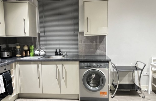 Slough Apartment | Stylish Apartment in Slough with Spa & Kitchen Amenities