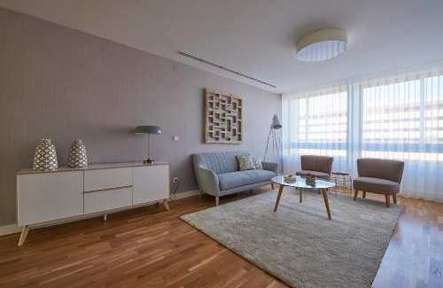 Sao Sebastiao da Pedreira Apartment | Elegant Apartment in Prime Location of Lisbon, Rated 9/10