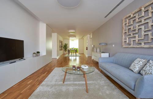 Sao Sebastiao da Pedreira Apartment | Elegant Apartment in Prime Location of Lisbon, Rated 9/10