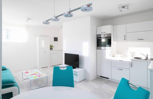 Izola Villa | Elegant Villa Magenta Apartment with Oceanfront Pool Access