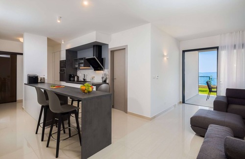 Podstrana Apartment | Premier Apartment Ivan at Villa Four Brothers with Pool & Views