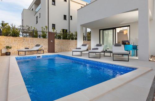 Susica Apartment | Oceanfront Luxury Apartment La Mer with Pool & 9.8/10 Rating