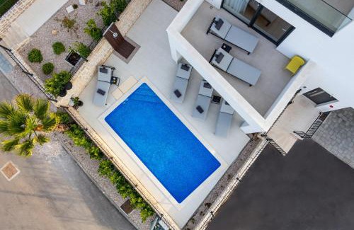 Susica Apartment | Oceanfront Luxury Apartment La Mer with Pool & 9.8/10 Rating
