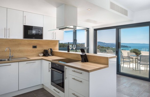 Seget Vranjica Apartment | Premier Nautica Apartment with Pool and Spa Amenities