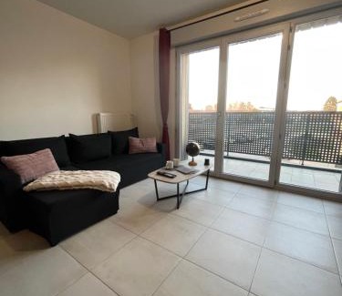 Vemars Apartment | Elegant Apartment Near CDG with Family-Friendly Amenities
