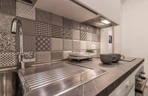 Trieste City Centre Apartment | Stylish 6-Seater Near Station with Free Wifi & Kitchen
