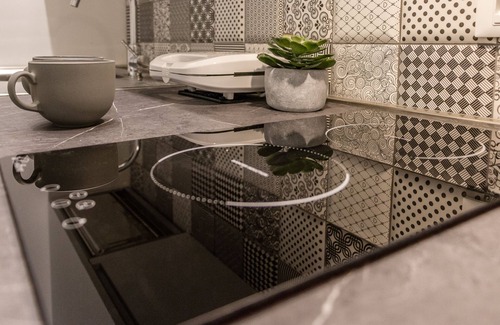Trieste City Centre Apartment | Stylish 6-Seater Near Station with Free Wifi & Kitchen