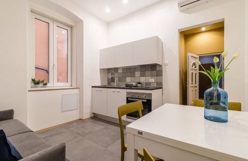 Trieste City Centre Apartment | Stylish 6-Seater Near Station with Free Wifi & Kitchen