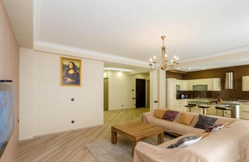 mtatsminda Apartment | Elegant Apartment on Rustaveli Avenue with Breakfast Included