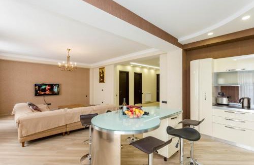 mtatsminda Apartment | Elegant Apartment on Rustaveli Avenue with Breakfast Included