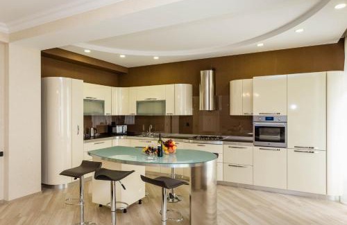 mtatsminda Apartment | Elegant Apartment on Rustaveli Avenue with Breakfast Included