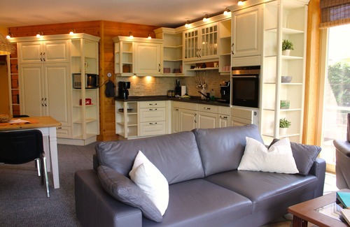 Woltersdorf Apartment | Elegant Seerose Apartment by Berliner See with Free Canoes
