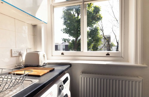 Belsize Apartment | Guest Rated 10/10: Swiss Cottage Short Lets & Family Stay