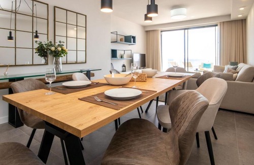 Manilva Apartment | Seaside Escape: 4-Star Oceanfront Apartment with Pool
