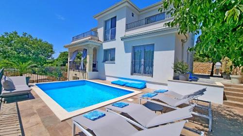 Cizici Apartment | Elegant Viktorija Apartment with Private Pool & Ocean View