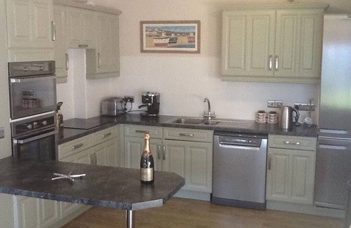 Maenporth Apartment | Coastal Apartment with Breathtaking Sea Views & Pool